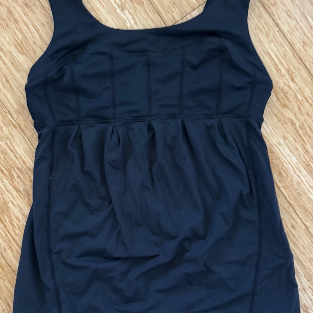 Lulemon black tank top activewear workout sz 4 built in bra.